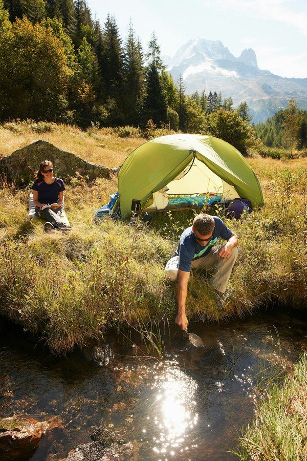Quels sont les équipements indispensables pour un camping en région de haute montagne en été?